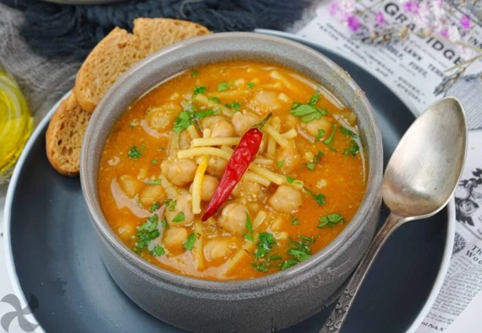 Escudella con garbanzos, fideos y bacalao