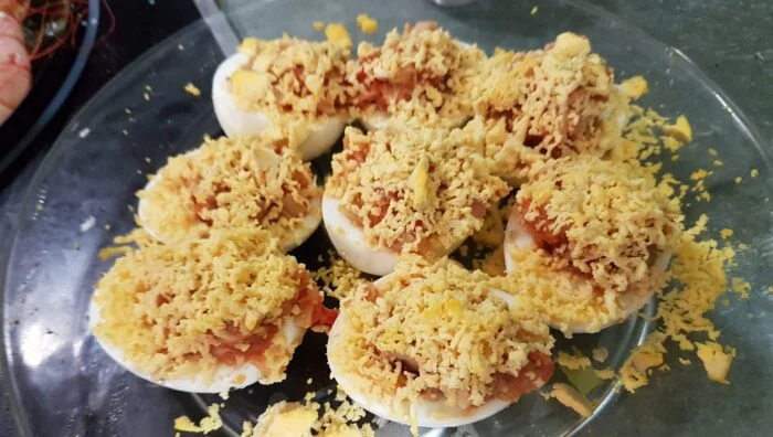 Huevos rellenos con chips de verduras crujientes
