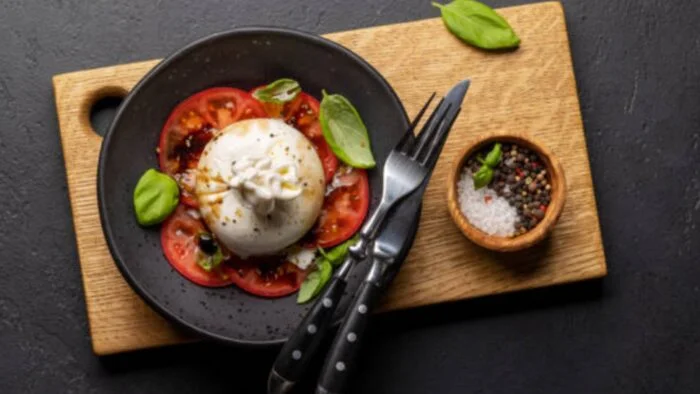 La receta viral de ensalada de burrata con tomate congelado: para chuparse los dedos