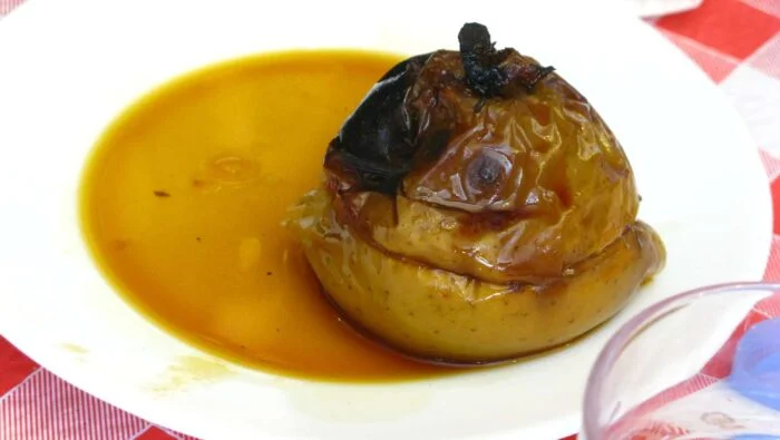 Manzana asada con helado de cereza y chocolate