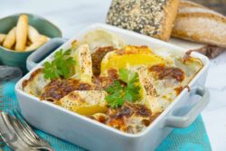 Pastel de albóndigas con patatas y queso