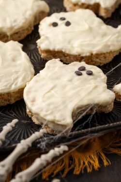 Halloween Rice Krispie Treats | Cookies and Cups