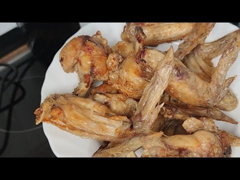 Alitas fritas en la freidora de aire con salsa