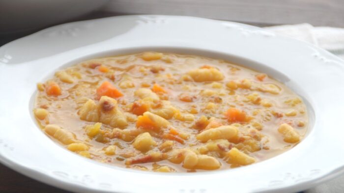 Alubias con verduras en Thermomix | Receta ligera paso a paso