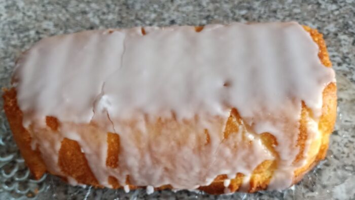 Cake de limón con glaseado blanco, fácil y rico con Thermomix