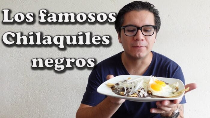 Chilaquiles negros | Salsa picante de frijol-totopos freidora de aire | Comida Aventuras