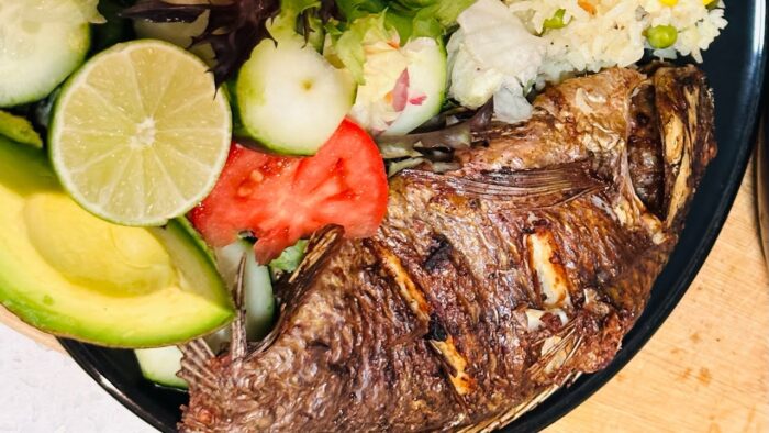 Deliciosa tilapia asada en freidora de aire con sus respectibos bejetales y un aros frito 🥦🙏💫👍