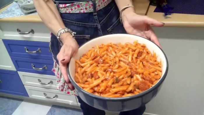 Macarrones con tomate y chorizo en thermomix.