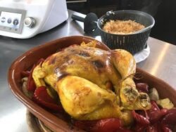 Pollo asado al Varoma ® con Thermomix ® y guarnición de arroz rosa