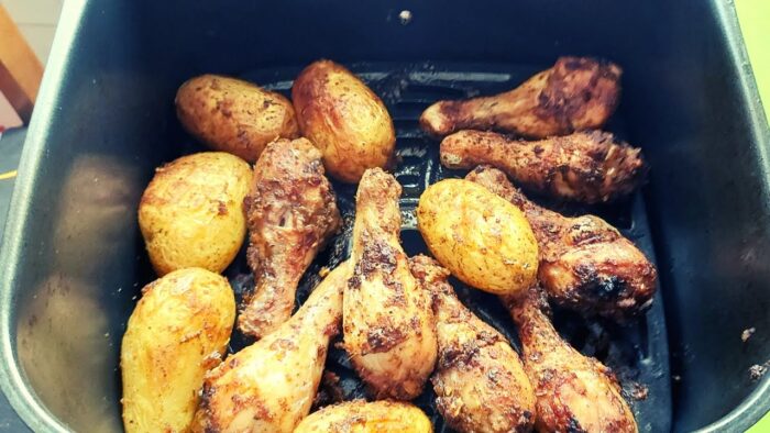 Pollo con patatas en freidora de aire.