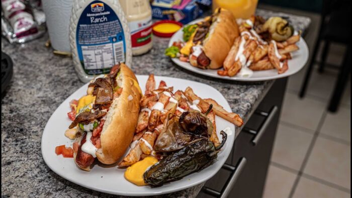 Preparación de un hotdog y papas en freidora de aire