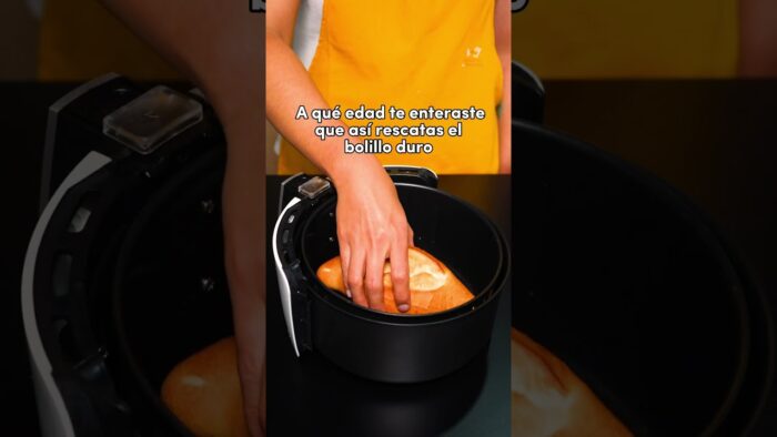 Rocíalo con un poquito de agua y llévalo a la freidora de aire por 5 minutos a 180 grados. 🥖