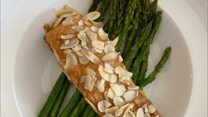 Salmón Sriracha con Costra de Almendras en Thermomix