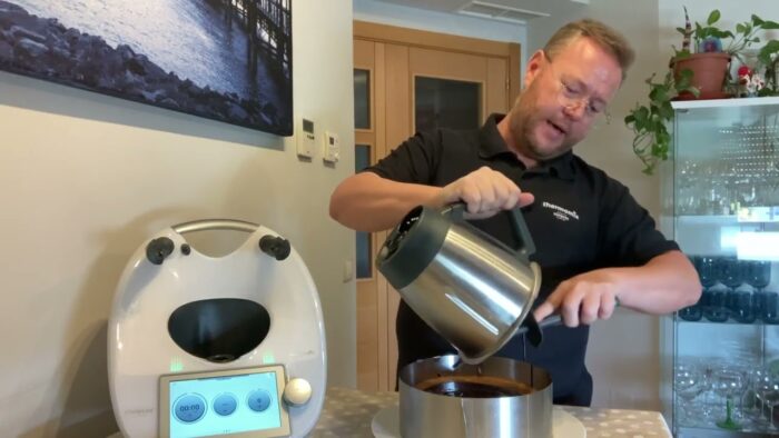 Tarta deChocolate y Nata con Crujiente de Galletas con Thermomix y José Ángel