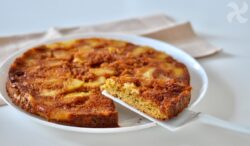 Bizcocho de manzana con caramelo