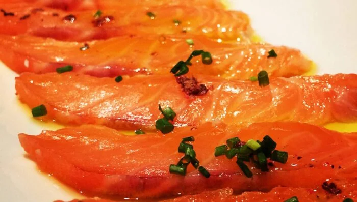 Receta casera de salmón marinado con aceite de argán