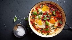 Receta de desayuno típico israelí: huevos pisciteddru