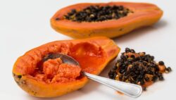 Receta de papaya rellena de lichi caramelizado