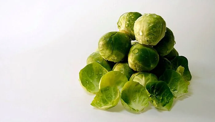 Snacks de hojas de coles de Bruselas crujientes