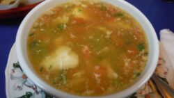 Sopa marinera de pasta y huevos de codorniz