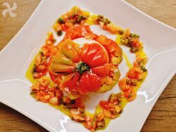Tomate relleno de burrata y explosión de aceite de albahaca