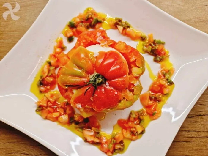 Tomate relleno de burrata y explosión de aceite de albahaca