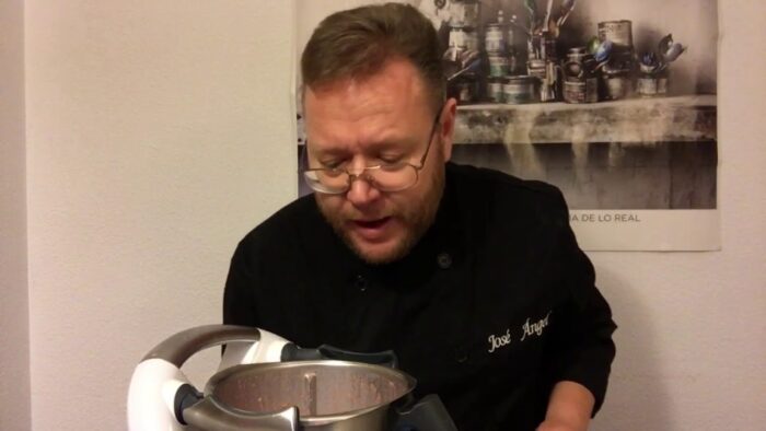 Mousse de Chocolate Blanco y fresas para dos con Thermomix y José Ángel