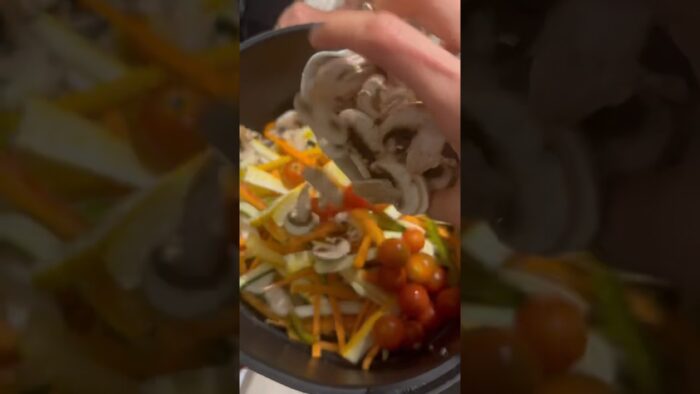 Pollo con vegetales en freidora de aire
