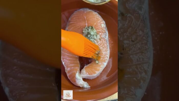 Salmón con patatas y tomates en freidora de aire #recetas #freidoradeaire