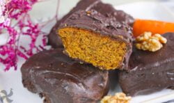 Bizcocho de zanahoria y nueces con cobertura de chocolate