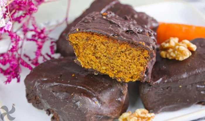 Bizcocho de zanahoria y nueces con cobertura de chocolate