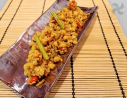 Bulgur salteado especiado con garbanzos y verduras. 