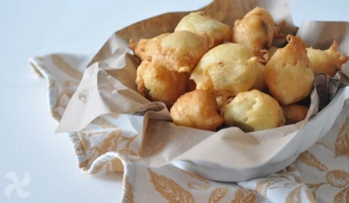 Buñuelos de aceitunas verdes y anchoas