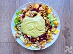 Ensalada de Navidad con mango, granada, nueces y salsa de aguacate