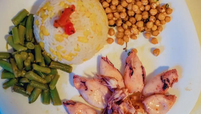 Garbanzos salteados con chipirones y huevos de codorniz fritos