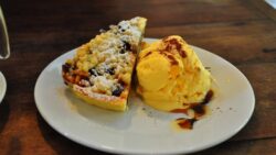 Helado de manzana con crumble de canela