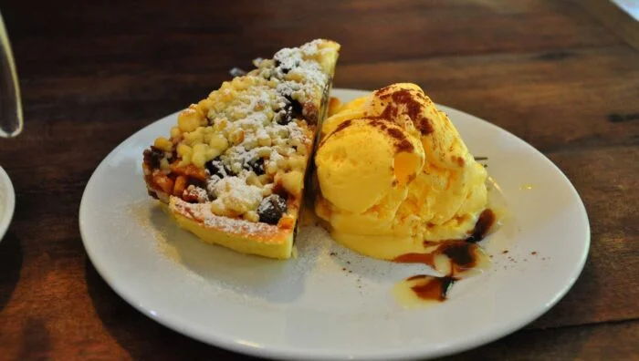 Helado de manzana con crumble de canela