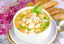 Judiones de la granja con almejas y langostinos