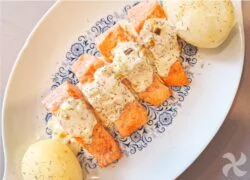Lomos de salmón con salsa de queso a la asturiana