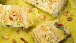 Merluza en escabeche de especias con puré de patatas trufado