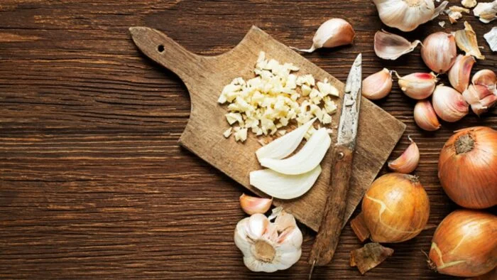 No vuelvas a tirar la piel de la cebolla: la receta que nunca hubieras imaginado