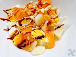 Patatas aliñadas con salmón ahumado
