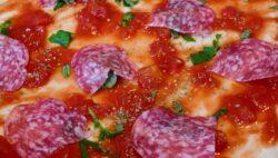 Pizza de fuet de pato al horno