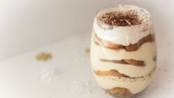 Prueba esta cuajada de chocolate blanco y queso de untar