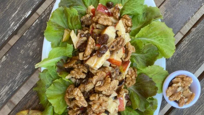 Prueba esta ensalada de frutas con un toque crujiente
