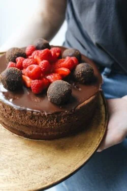 Receta de tarta de chocolate con frambuesas y nata