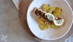 Salmón al horno con pesto de tomate