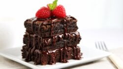 Tarta de chocolate sin horno con ganache de frambuesa
