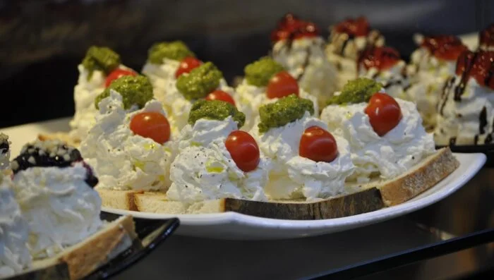 Tostada con burrata y frutos secos caramelizados