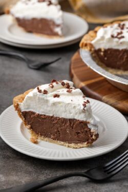 Chocolate Pudding Pie | Cookies and Cups